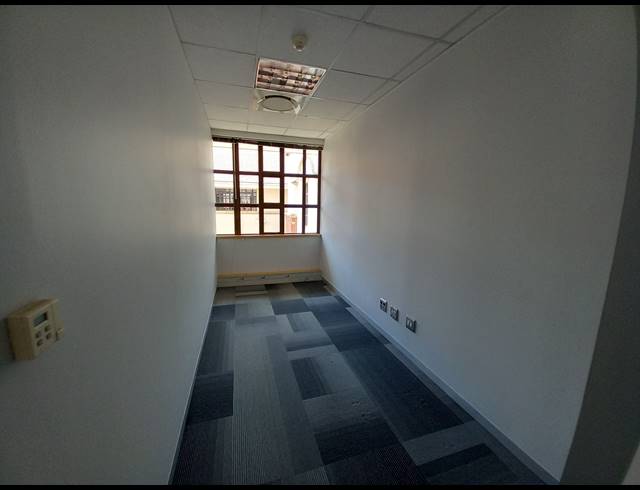 1,090M² OFFICE TO LET IN BRYANSTON